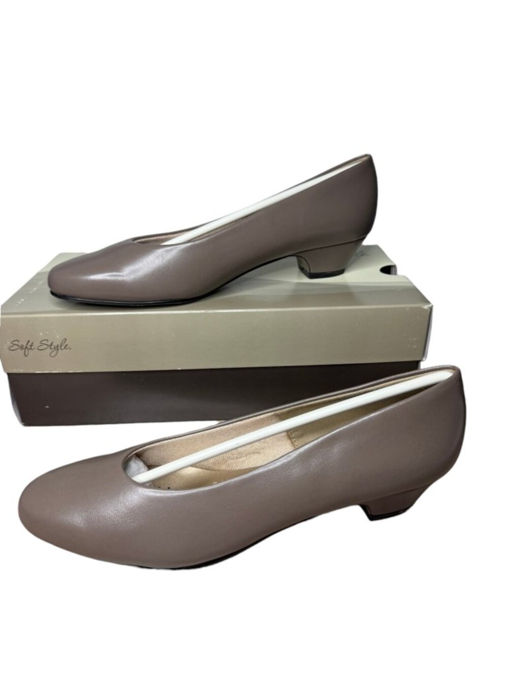 Soft Style Angel II Women's Pumps Size 10 Narrow Putty Low Block Heel Dress Shoe